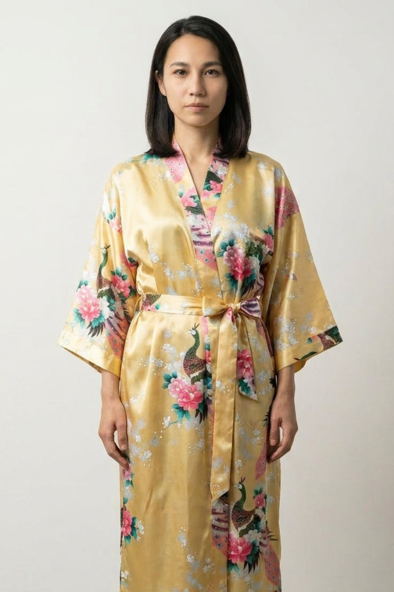 Long pyjama japonais kimono de nuit jaune doré à l'aspect satiné, paon imprimé, pivoines et fleurs de cerisier - Japanstreet