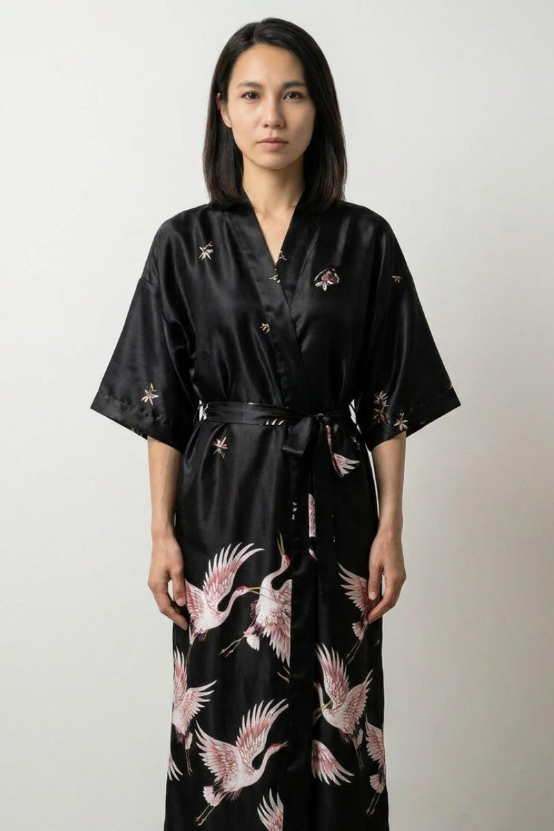 Long pyjama japonais kimono de nuit noir à l'aspect satiné, paon imprimé, pivoines et fleurs de cerisier - Japanstreet