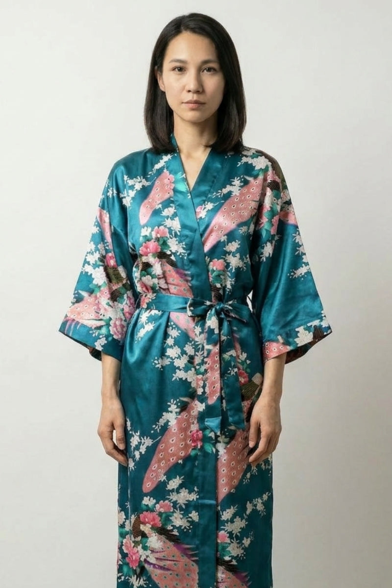 Long pyjama japonais kimono de nuit turquoise à l'aspect satiné, paon imprimé, pivoines et fleurs de cerisier - Japanstreet