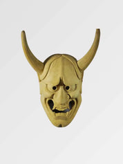 Masque oni en bois clair présenté de face sur fond gris uni — démon aux deux longues cornes recourbées, visage allongé et bouche entrouverte