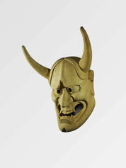 Masque oni en bois clair vu de trois quarts arrière — démon aux deux longues cornes recourbées, visage allongé et bouche entrouverte, intérieur creux visible