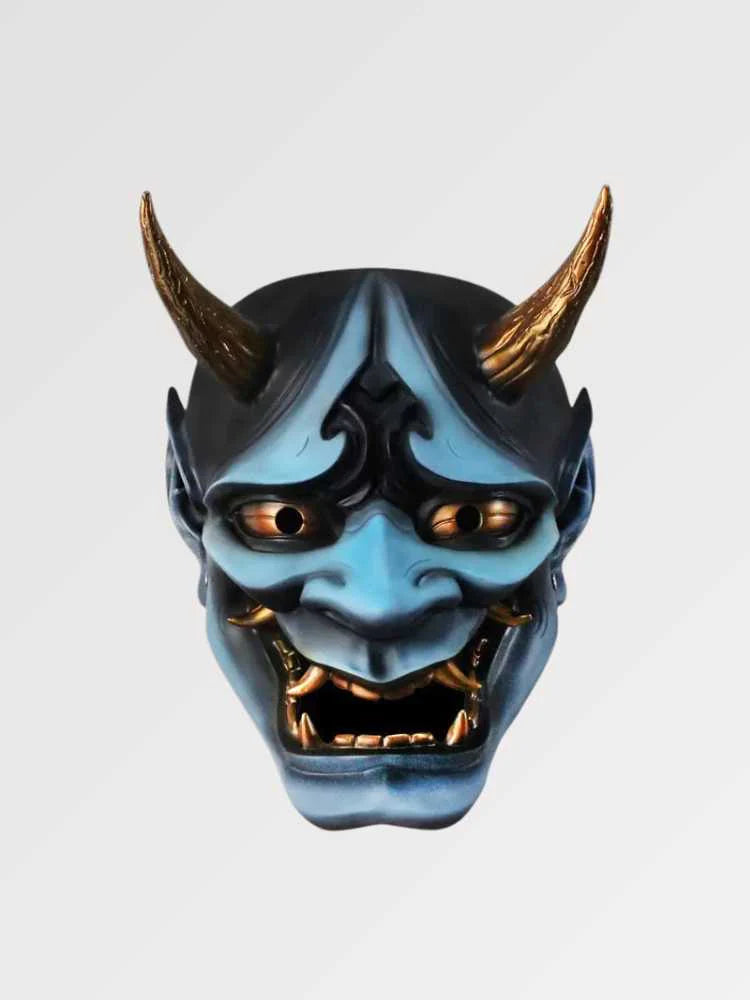 Masque hannya bleu présenté de face sur fond gris uni — démon bleu aux cornes dorées, sourcils froncés et bouche ouverte sur des crocs