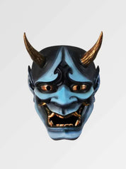 Masque hannya bleu présenté de face sur fond gris uni — démon bleu aux cornes dorées, sourcils froncés et bouche ouverte sur des crocs
