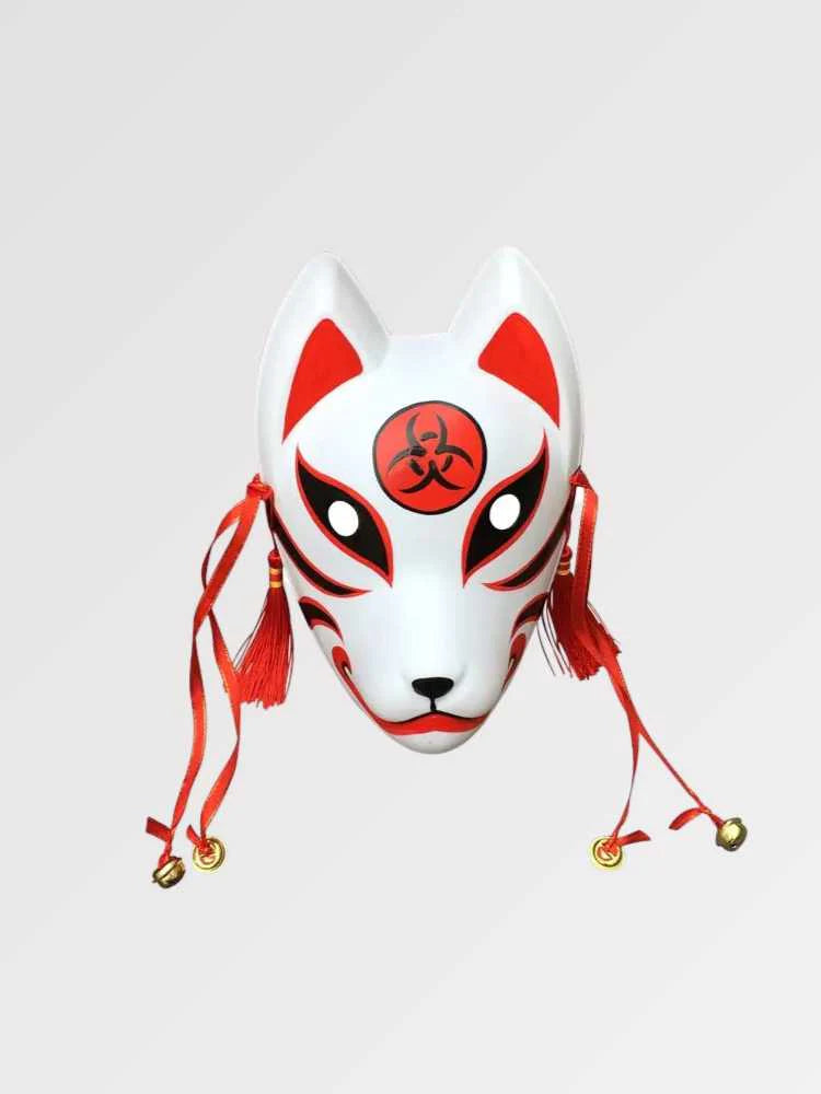 Masque kitsune au sceau rouge présenté de face sur fond gris uni — renard blanc marqué d'un disque rouge au front, cordons rouges et grelots
