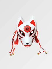 Masque kitsune au sceau rouge présenté de face sur fond gris uni — renard blanc marqué d'un disque rouge au front, cordons rouges et grelots