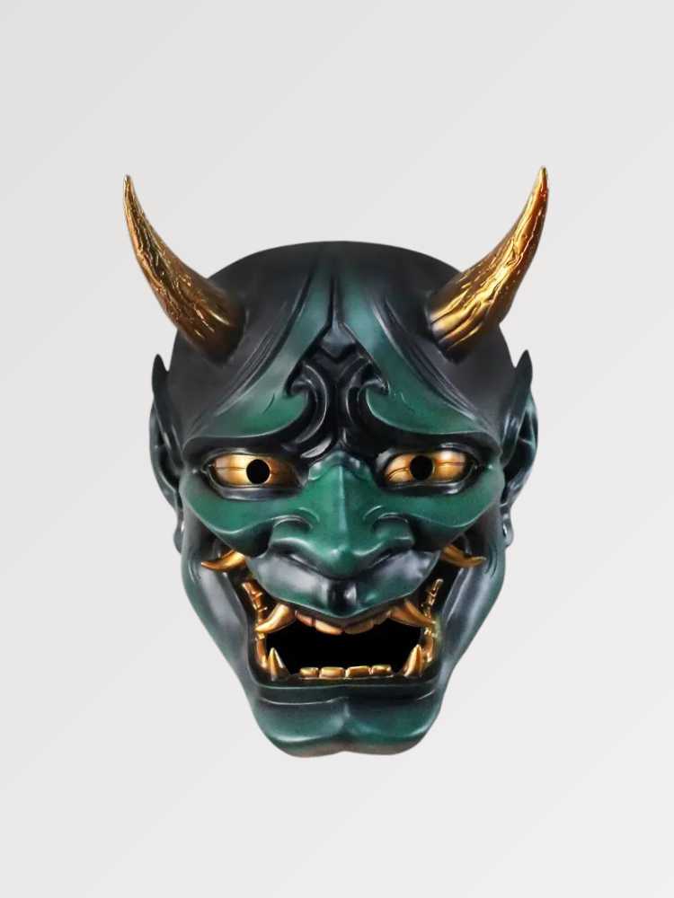 Masque hannya vert présenté de face sur fond gris uni — démon vert aux cornes dorées, yeux exorbités et mâchoire ouverte sur des crocs