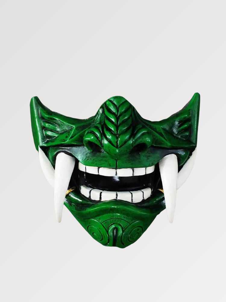 Demi-masque mempō vert présenté de face sur fond gris uni — protection vert émeraude à nervures gravées, dents blanches et canines saillantes