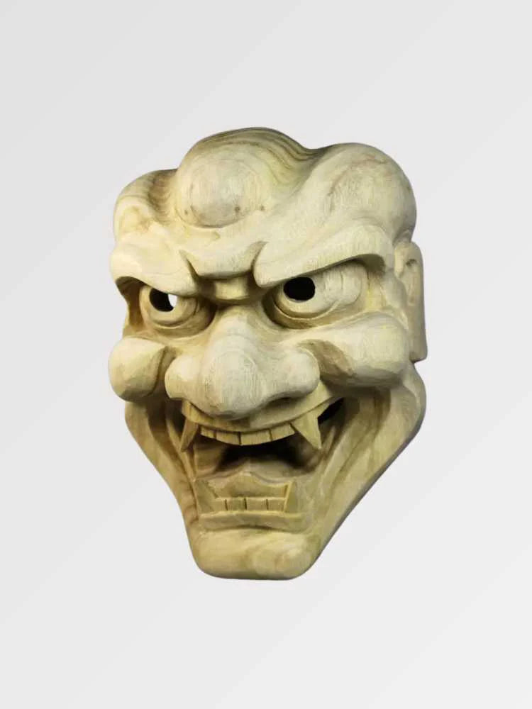 Masque oni en bois sculpté vu de trois quarts arrière — démon aux sourcils broussailleux et aux crocs saillants, bois clair veiné, intérieur creux visible