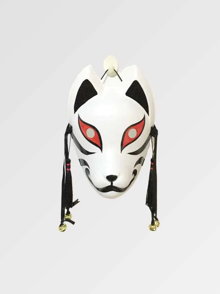 Masque kitsune noir et blanc présenté de face sur fond gris uni — renard blanc à oreilles et contours noirs, museau rouge et pompons noirs