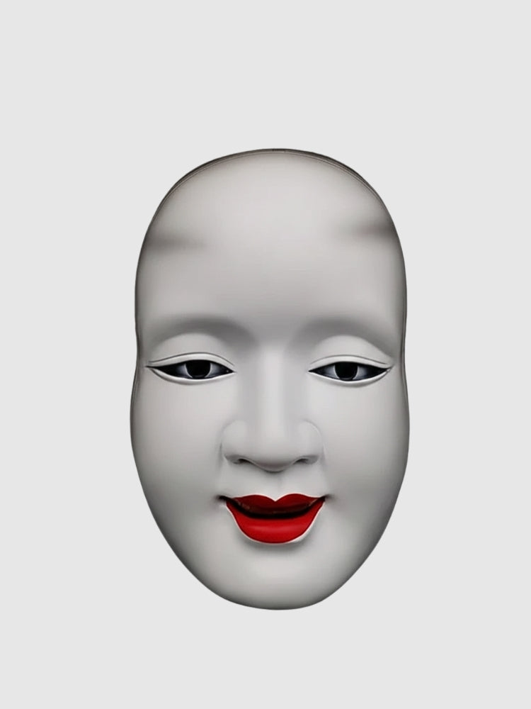 Masque de nô présenté de face sur fond gris uni — visage féminin blanc laqué, lèvres rouges et sourcils hauts peints
