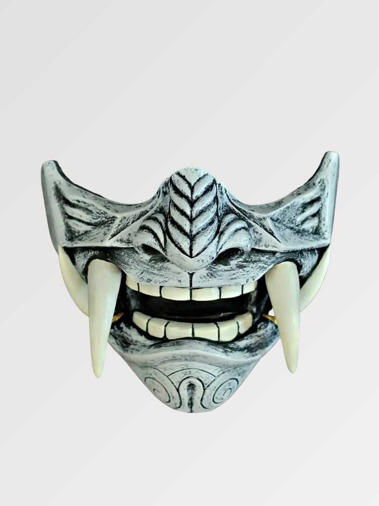 Demi-masque mempō argenté présenté de face sur fond gris uni — protection gris argent gravée de motifs en relief, dents apparentes et crocs