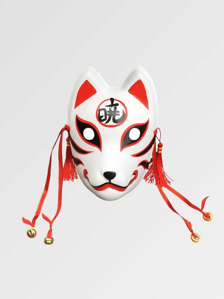 Masque kitsune au kanji présenté de face sur fond gris uni — renard blanc portant un kanji rouge au front, cordons et grelots dorés