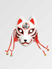 Masque kitsune au kanji présenté de face sur fond gris uni — renard blanc portant un kanji rouge au front, cordons et grelots dorés