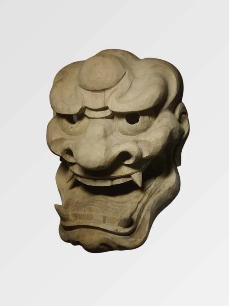 Masque shishi vu de trois quarts arrière — lion gardien sculpté à la crinière stylisée, mufle large et bouche ouverte, intérieur creux visible