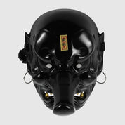 Masque tengu noir présenté de face sur fond gris uni — long nez proéminent, sourcils en volutes dorées et crocs blancs