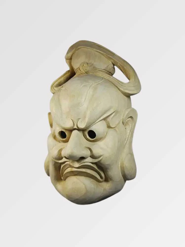 Masque bugaku vu de trois quarts arrière — visage sévère en bois clair surmonté d'une coiffe arquée, sourcils froncés, intérieur creux visible