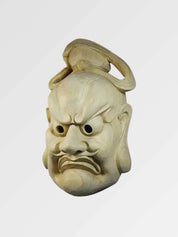 Masque bugaku vu de trois quarts arrière — visage sévère en bois clair surmonté d'une coiffe arquée, sourcils froncés, intérieur creux visible