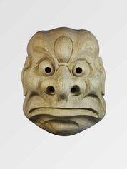 Masque tengu karasu présenté de face sur fond gris uni — tengu corbeau sculpté au bec proéminent, gros yeux ronds et front nervuré