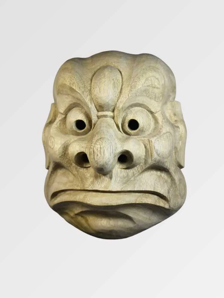 Masque tengu karasu vu de trois quarts arrière — tengu corbeau sculpté au bec proéminent, gros yeux ronds et front nervuré, intérieur creux visible