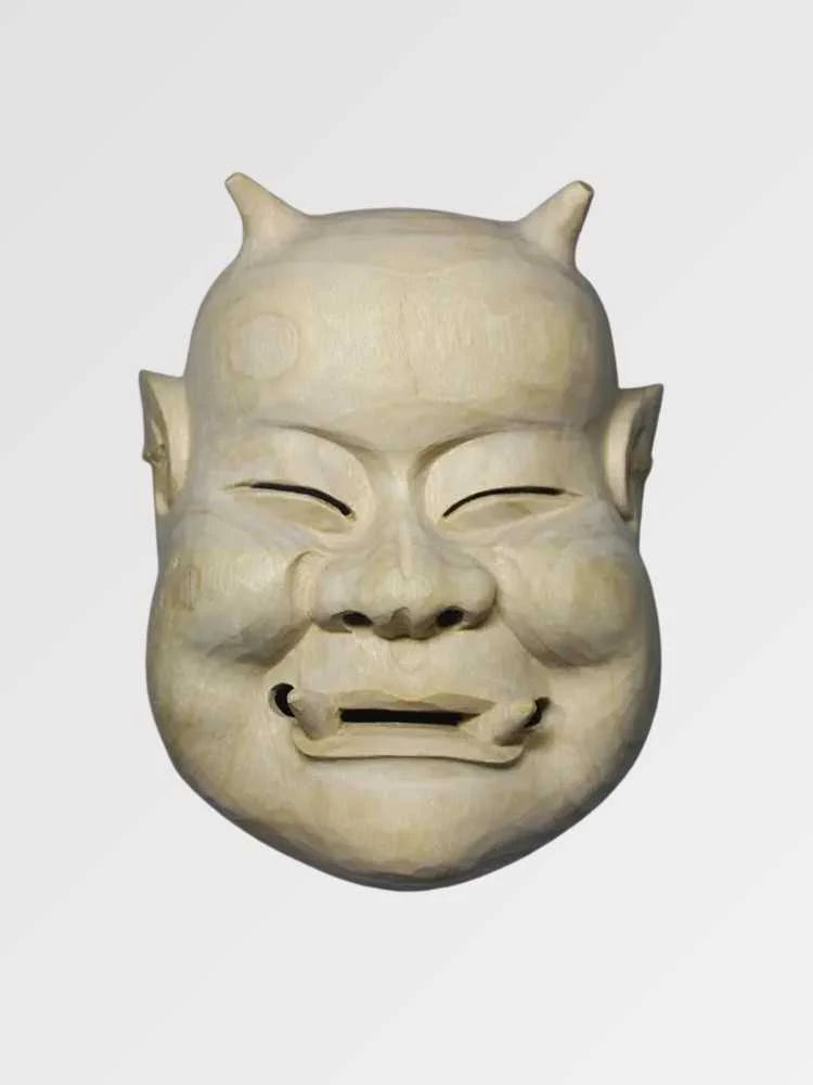 Masque de nô beige présenté de face sur fond gris uni — visage âgé souriant aux yeux plissés, teinte sable et modelé sobre