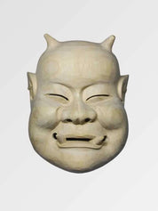 Masque de nô beige présenté de face sur fond gris uni — visage âgé souriant aux yeux plissés, teinte sable et modelé sobre