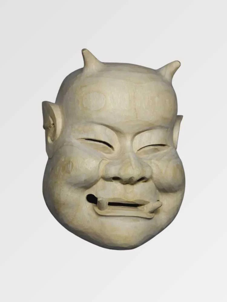 Masque de nô beige vu de trois quarts arrière — visage âgé souriant aux yeux plissés, teinte sable et modelé sobre, intérieur creux visible