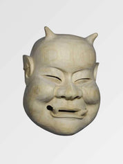 Masque de nô beige vu de trois quarts arrière — visage âgé souriant aux yeux plissés, teinte sable et modelé sobre, intérieur creux visible