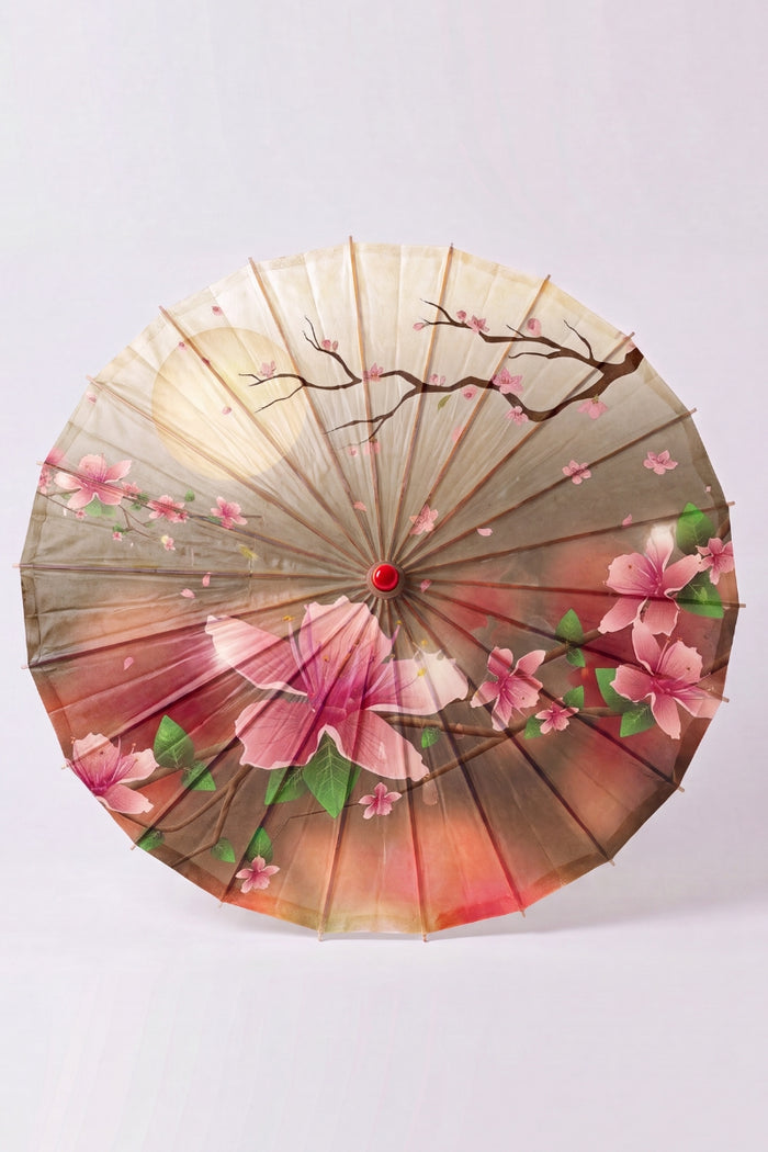 Ombrelle japonaise 'Chisana' vue de dessus, ouverte à plat — petite toile en dégradé brun et rose à fleurs de cerisier, baleines rayonnant depuis le moyeu