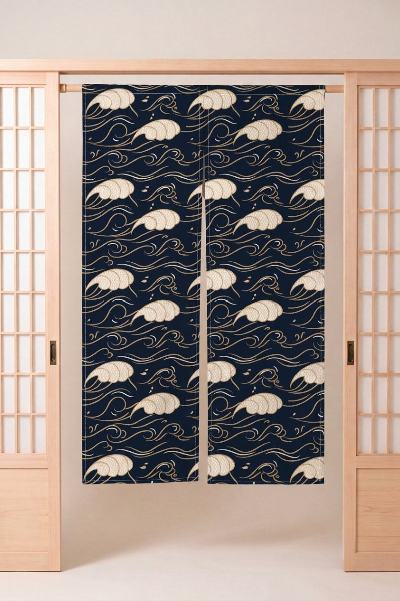 Noren japonais 'Shizuka' suspendu dans l'encadrement d'une porte en bois clair — éventails blancs semés sur fond bleu nuit, disposition régulière en quinconce