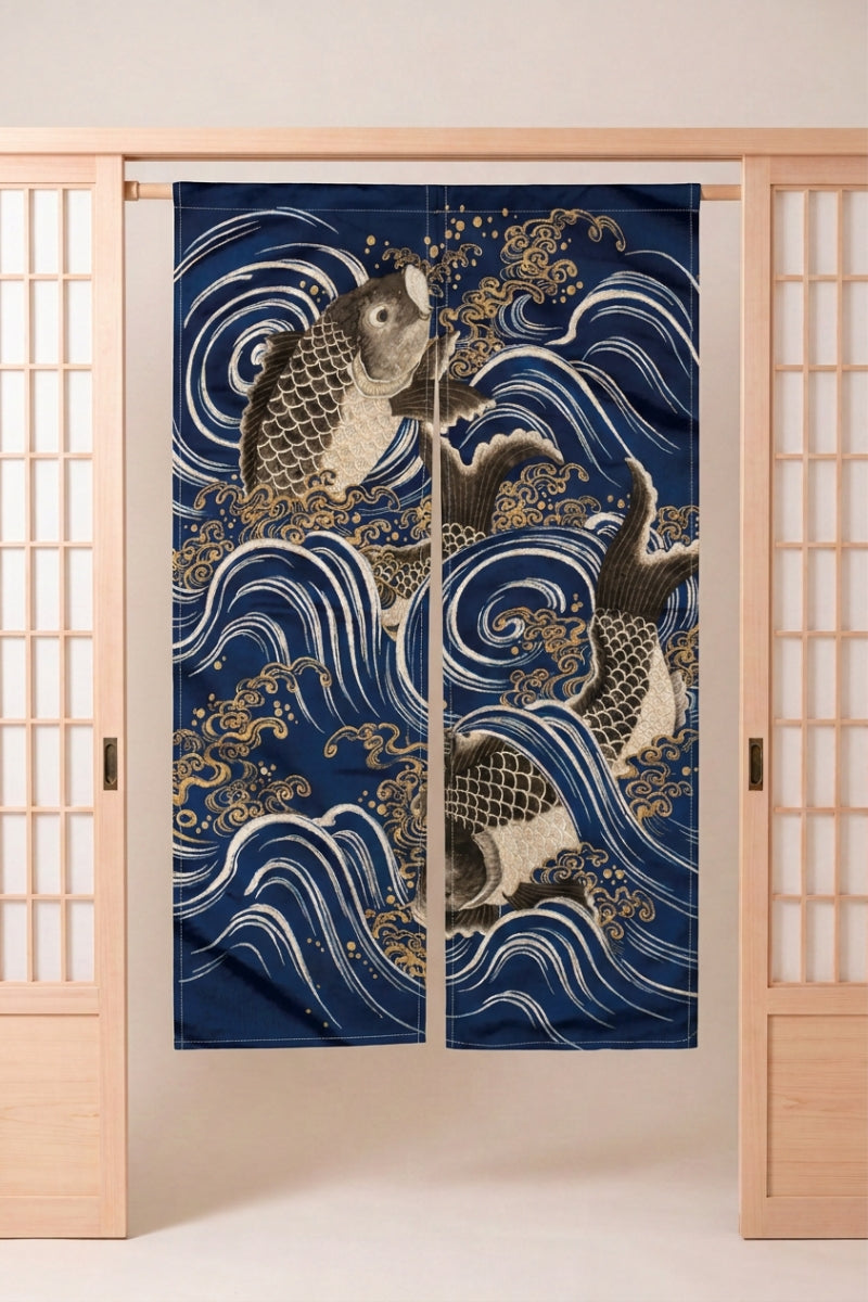 Noren japonais 'Carpe Koi' suspendu à une porte en bois clair — carpes koï dorées nageant parmi des vagues sur fond bleu nuit, tracé à l'encre