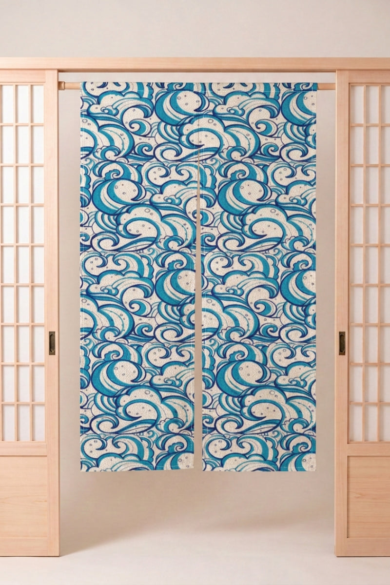 Noren japonais 'Tenshi' suspendu dans l'encadrement d'une porte en bois clair — remous et embruns bleu turquoise sur fond blanc, dessin libre et aéré