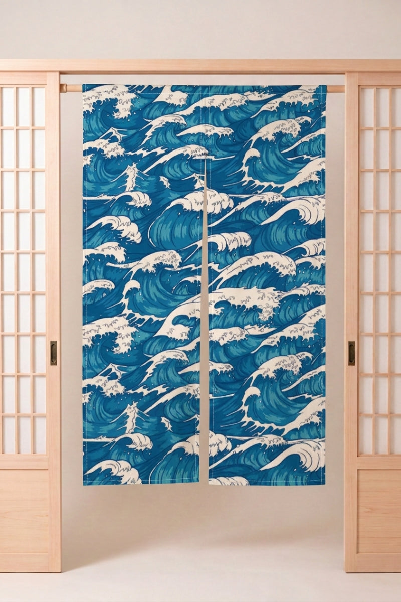 Noren japonais 'Hoshi' suspendu dans l'encadrement d'une porte en bois clair — grandes vagues bleu vif à écume blanche sur fond clair, mouvement ample