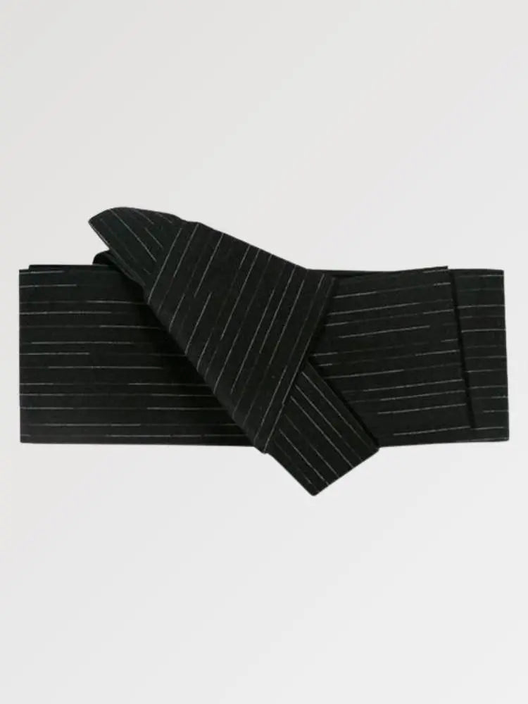 Ceinture obi 'Tokyo' pliée à plat sur fond gris, extrémités repliées l'une sur l'autre — brun sombre chiné, trame apparente au relief marqué