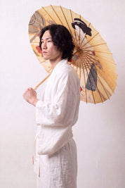 Ombrelle japonaise 'Take-Amino' ouverte et tenue par un mannequin en kimono blanc — toile jaune ocre à portrait de femme en kimono dans le goût de l'estampe