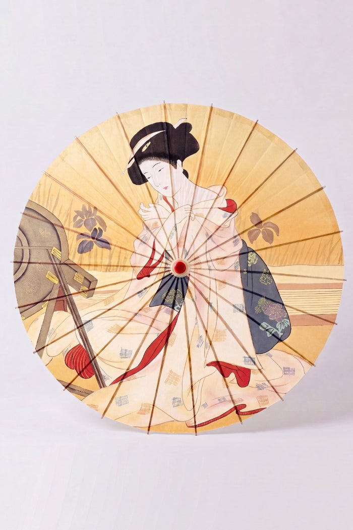 Ombrelle japonaise 'Take-Amino' vue de dessus, ouverte à plat — toile jaune ocre à portrait de femme en kimono dans le goût de l'estampe