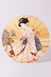 Ombrelle japonaise 'Take-Amino' vue de dessus, ouverte à plat — toile jaune ocre à portrait de femme en kimono dans le goût de l'estampe