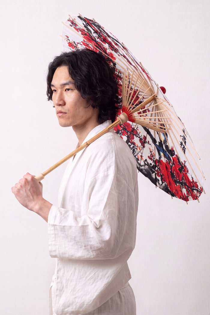 Ombrelle japonaise 'Kanji' ouverte et tenue par un mannequin en kimono blanc — toile blanche à prunier rouge et noir accompagné de calligraphie