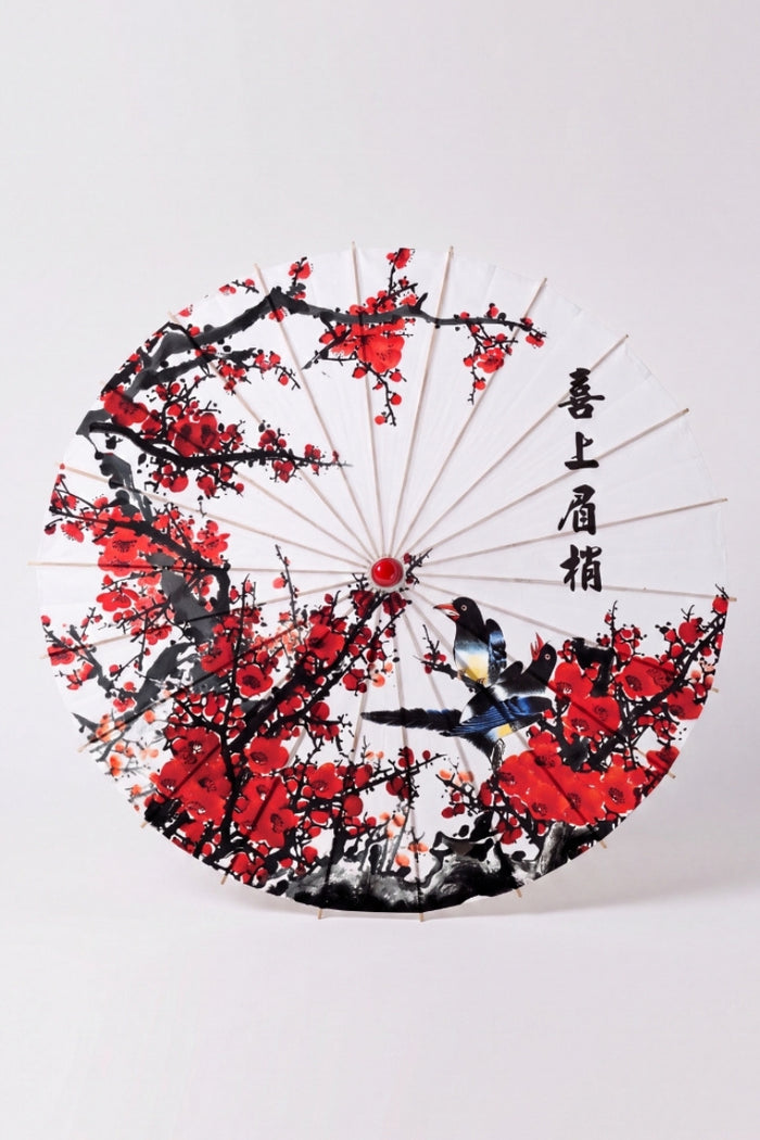 Ombrelle japonaise 'Kanji' vue de dessus, ouverte à plat — toile blanche à prunier rouge et noir accompagné de calligraphie, baleines rayonnant depuis le moyeu