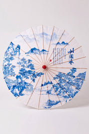 Ombrelle japonaise 'Kashika' vue de dessus, ouverte à plat — toile blanche à motif de jardin bleu, feuillages et pavillons, baleines rayonnant depuis le moyeu