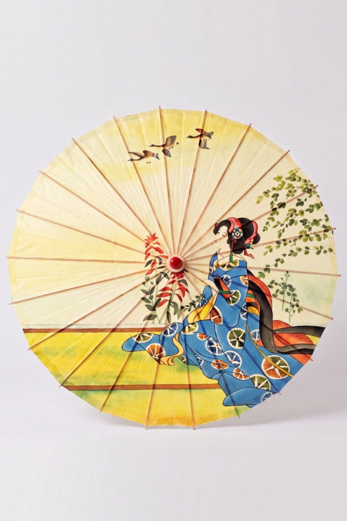 Ombrelle japonaise 'Shojino' vue de dessus, ouverte à plat — toile jaune et bleue à figure de maiko et branches fleuries, baleines rayonnant depuis le moyeu