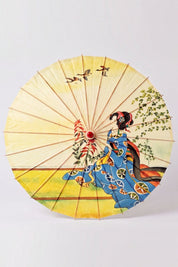 Ombrelle japonaise 'Shojino' vue de dessus, ouverte à plat — toile jaune et bleue à figure de maiko et branches fleuries, baleines rayonnant depuis le moyeu
