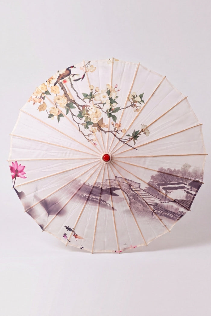 Ombrelle japonaise 'No-Kodai' vue de dessus, ouverte à plat — toile crème à branche fleurie rose peinte en réserve, baleines rayonnant depuis le moyeu