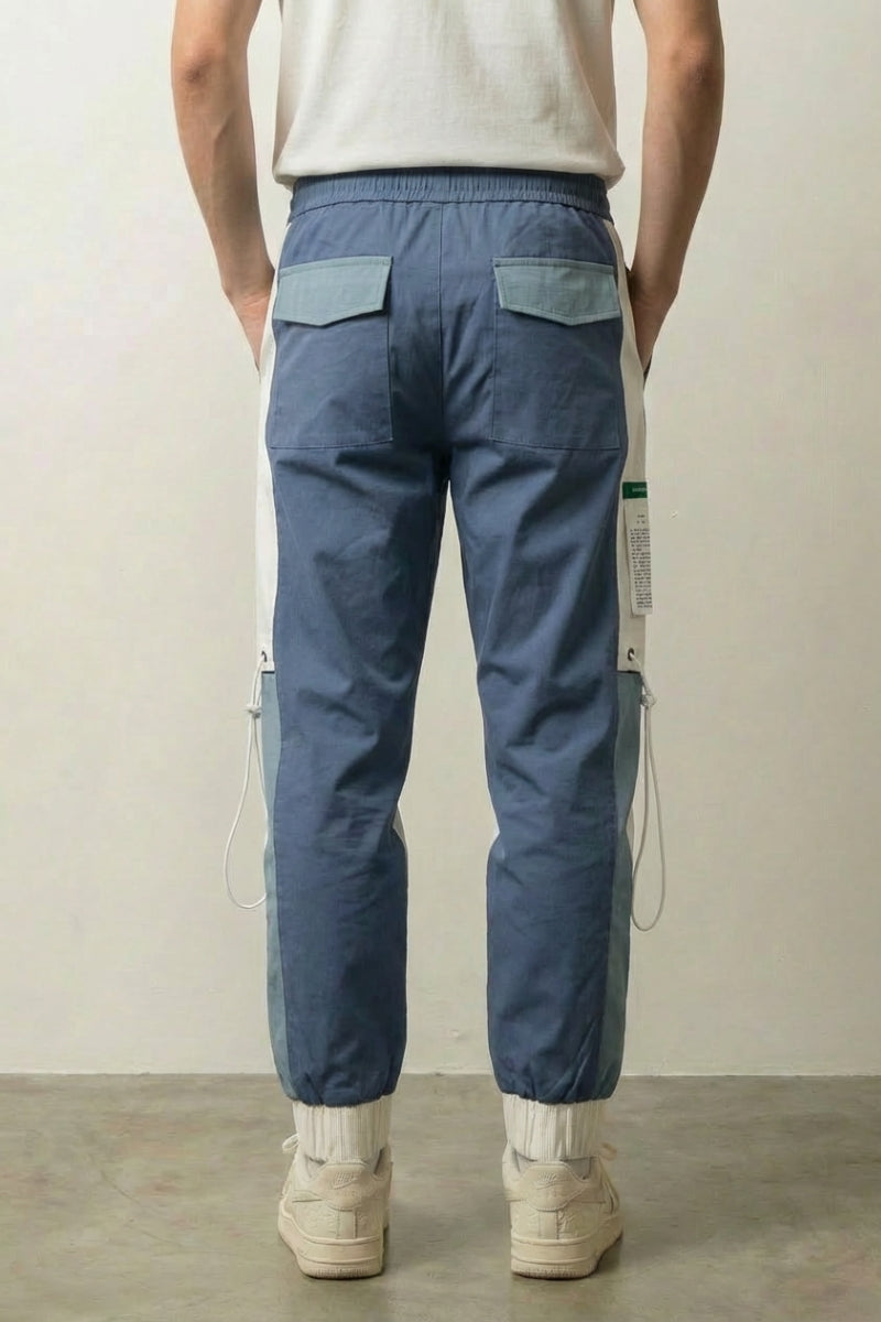 Détail du pantalon cargo bicolor Shinjuku porté avec sneakers blanches studio Japanstreet