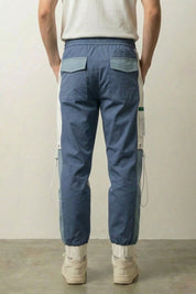 Détail du pantalon cargo bicolor Shinjuku porté avec sneakers blanches studio Japanstreet