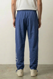Détail de la broderie de grue blanche sur le pantalon japonais Tsuru Japanstreet