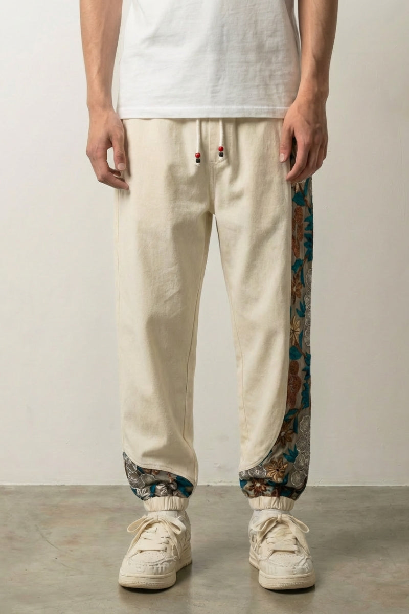 Pantalon japonais Sakura blanc écru à insert floral porté sur un t-shirt blanc Japanstreet