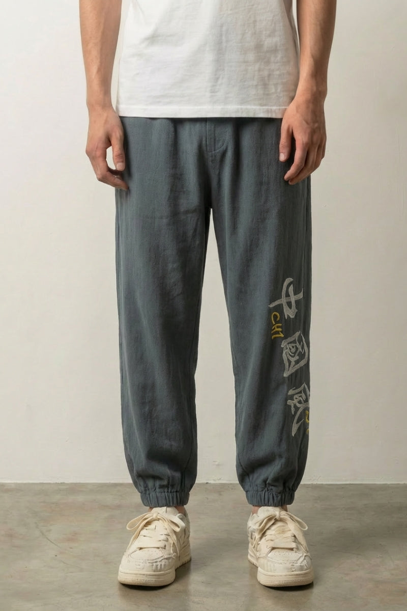 Pantalon jogging japonais Kaze gris ardoise avec broderie kanji discrète sur le mollet Japanstreet