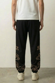 Détail des broderies de nuages dorés sur le pantalon large japonais Kumo Japanstreet