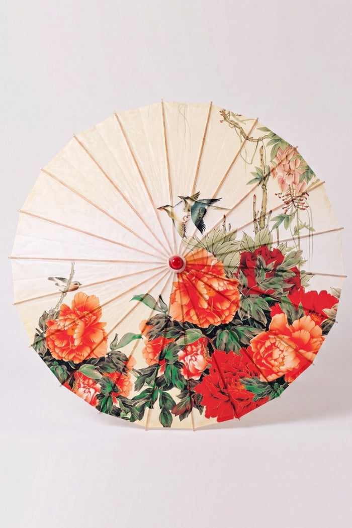Ombrelle japonaise 'Asatsuyu' vue de dessus, ouverte à plat — toile crème à grandes fleurs orange et rouges, baleines rayonnant depuis le moyeu