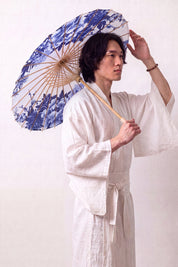 Ombrelle japonaise 'Bakora' ouverte et tenue par un mannequin en kimono blanc — toile lavande à grandes pivoines mauves et blanches